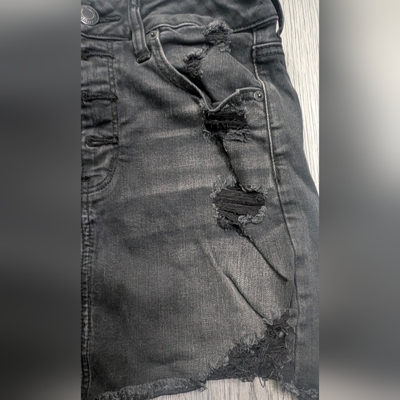 American Eagle Hi-Rise Black Distressed Denim Mini Skirt Size 6 Goth Alternative - Picture 11 of 12